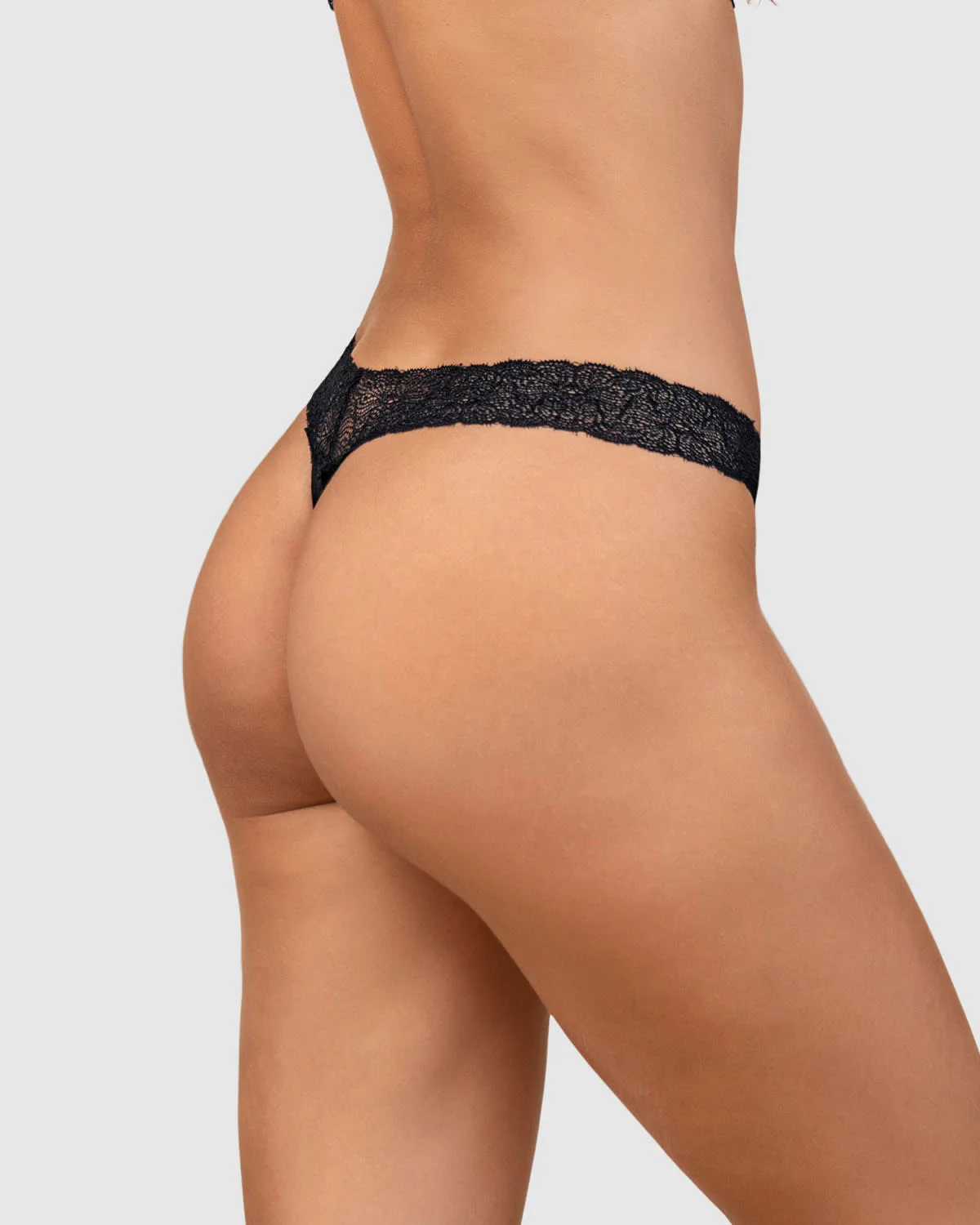Modèle brésilien avec dentelle à la taille et tissu lisse – Image 5