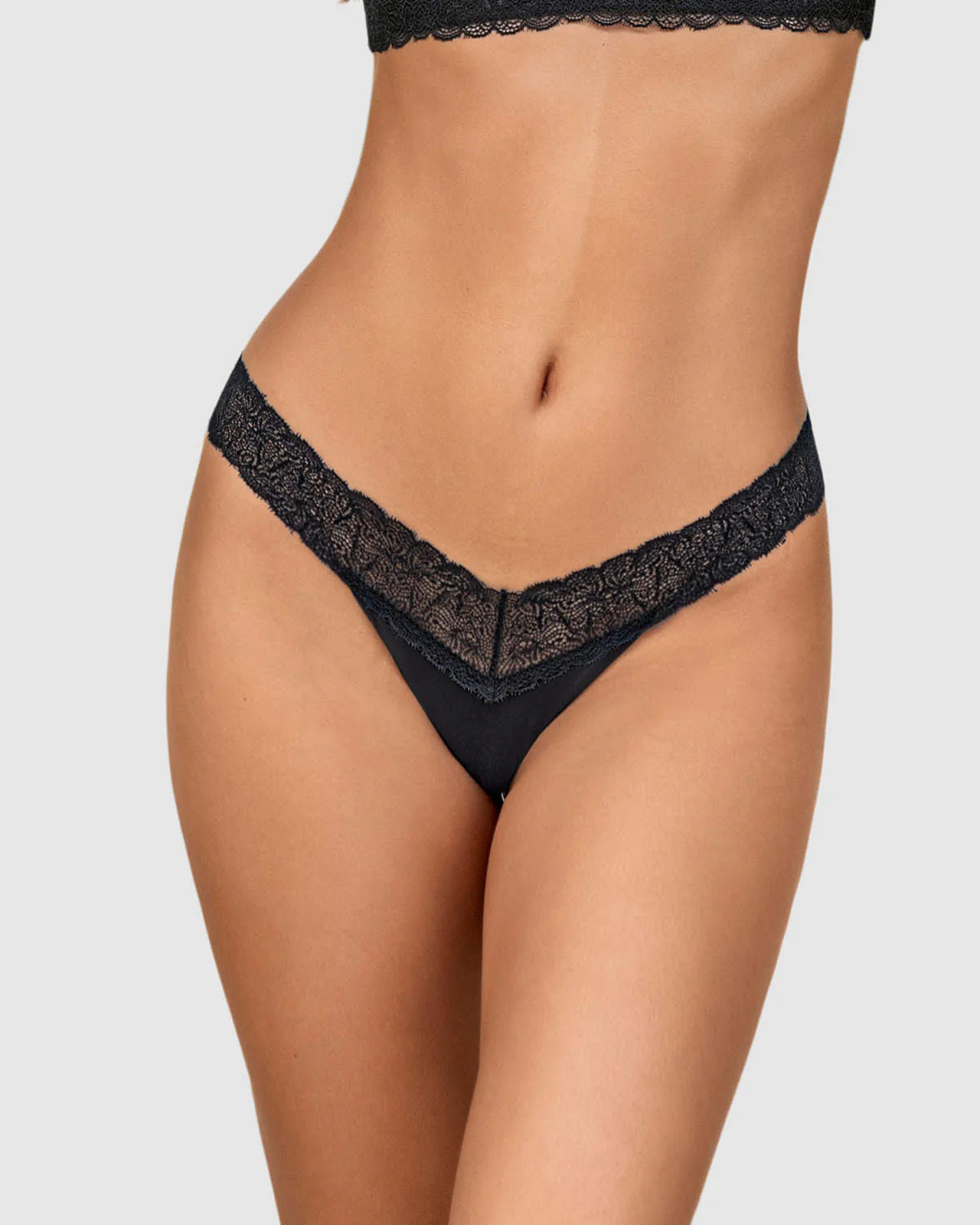 Modèle brésilien avec dentelle à la taille et tissu lisse – Image 6